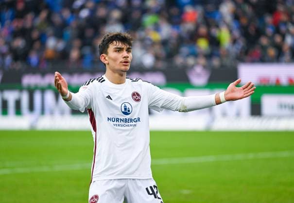 Can Uzun (1. FC Nuernberg, 42) bejubelt sein Tor zum 1:1-Ausgleich mit einer stoischen Geste, GER, Karlsruher SC vs. 1. FC Nuernberg, Fussball, Herren, 2. Bundesliga, 14. Spieltag, Spielzeit 2023 2024, 26.11.2023, (DFL REGULATIONS PROHIBIT ANY USE OF PHOTOGRAPHS AS IMAGE SEQUENCES AND OR QUASI-VIDEO) GER, Karlsruher SC vs. 1. FC Nuernberg, Sport, Fussball, Herren, 2. Bundesliga, 14. Spieltag, Spielzeit 2023 2024, 26.11.2023, Karlsruhe