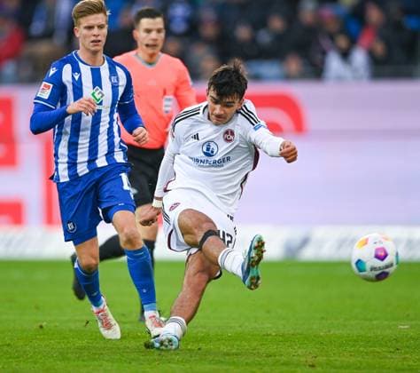 Can Uzun (1. FC Nuernberg, 42) zieht aus der Distanz ab, links Dzenis Burnic (Karlsruher SC, 15), GER, Karlsruher SC vs. 1. FC Nuernberg, Fussball, Herren, 2. Bundesliga, 14. Spieltag, Spielzeit 2023 2024, 26.11.2023, (DFL REGULATIONS PROHIBIT ANY USE OF PHOTOGRAPHS AS IMAGE SEQUENCES AND OR QUASI-VIDEO) GER, Karlsruher SC vs. 1. FC Nuernberg, Sport, Fussball, Herren, 2. Bundesliga, 14. Spieltag, Spielzeit 2023 2024, 26.11.2023, Karlsruhe