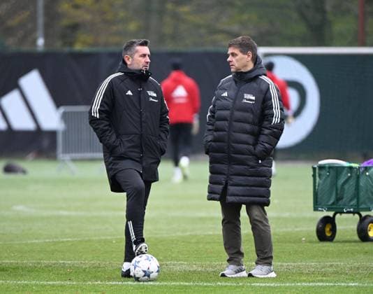 Sport Bilder des Tages Fussball, Herren, Saison 2023 2024, 1. Bundesliga, 1. FC Union Berlin, medienöffentliches Training, v. l. Trainer Nenad Bjelica (1. FC Union Berlin), Geschäftsführer Oliver Ruhnert (1. FC Union Berlin), 27.11. 2023, *** Football, Men, Season 2023 2024, 1 Bundesliga, 1 FC Union Berlin, media training, f l Coach Nenad Bjelica 1 FC Union Berlin , Managing Director Sport Oliver Ruhnert 1 FC Union Berlin , 27 11 2023, Copyright: xMatthiasxKochx