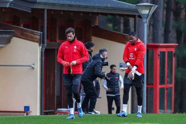 AC Milan MD-1 Training - UEFA Champions League 2023 24 - 27 11 2023 Mike Maignan of AC Milan (R) and Antonio Mirante of AC Milan (L) seen during the AC Milan training session at Milanello Sports Center ahead of their UEFA Champions League 2023 24 Group Stage F match against Borussia Dortmund at Centro Sportivo Milanello, Carnago, Italy on November 27, 2023 - Photo FCI Fabrizio Carabelli Copyright: xBEAUTIFULxSPORTS Carabellix