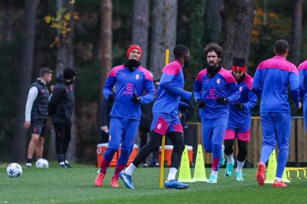 AC Milan MD-1 Training - UEFA Champions League 2023 24 - 27 11 2023 Tijjani Reijnders of AC Milan (L) warms up with his teammates during the AC Milan training session at Milanello Sports Center ahead of their UEFA Champions League 2023 24 Group Stage F match against Borussia Dortmund at Centro Sportivo Milanello, Carnago, Italy on November 27, 2023 - Photo FCI Fabrizio Carabelli Copyright: xBEAUTIFULxSPORTS Carabellix