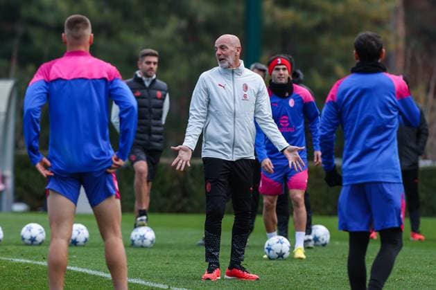 Sport Bilder des Tages AC Milan MD-1 Training - UEFA Champions League 2023 24 - 27 11 2023 Stefano Pioli Head Coach of AC Milan seen during the AC Milan training session at Milanello Sports Center ahead of their UEFA Champions League 2023 24 Group Stage F match against Borussia Dortmund at Centro Sportivo Milanello, Carnago, Italy on November 27, 2023 - Photo FCI Fabrizio Carabelli Copyright: xBEAUTIFULxSPORTS Carabellix