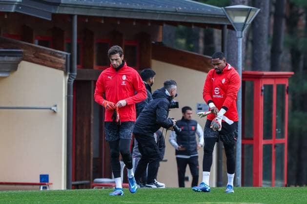 UEFA Champions League football match - AC Milan training Mike Maignan of AC Milan (R) and Antonio Mirante of AC Milan (L) seen during the AC Milan training session at Milanello Sports Center ahead of their UEFA Champions League 2023 24 Group Stage F match against Borussia Dortmund at Centro Sportivo Milanello, Carnago, Italy on November 27, 2023 Milanello Italy  Copyright: xIPAxSport ABACAx