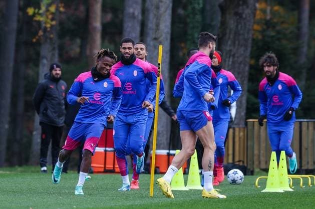 Samuel Chukwueze of AC Milan (L) warms up with his teammates during the AC Milan training session at Milanello Sports Center ahead of their UEFA Champions League 2023 24 Group Stage F match against Borussia Dortmund at Centro Sportivo Milanello, Carnago, Italy on November 27, 2023  Copyright: xFabrizioxCarabelli IPAxSportx xix xx IPA_41893092 IPA_Agency_IPA41893092