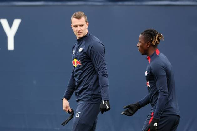 RB Leipzig Training Champions League Leipzig, 27.11.2023, RB Trainingszentrum, UEFA Champions League , RB Leipzig - Abschlusstraining am Vortag von Manchester City vs. RBL , Im Bild v.l.: Lukas Klostermann (16, RB Leipzig) und Amadou Haidara (8, RB Leipzig) ,