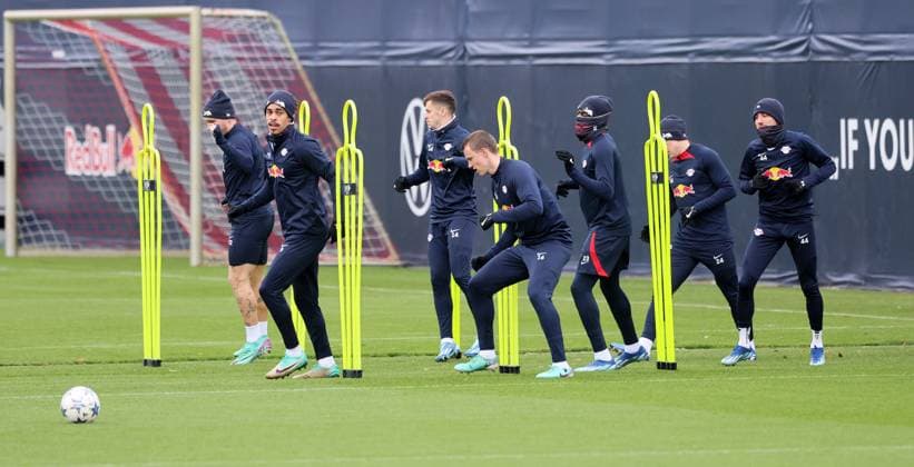 RB Leipzig Training Champions League Leipzig, 27.11.2023, RB Trainingszentrum, UEFA Champions League , RB Leipzig - Abschlusstraining am Vortag von Manchester City vs. RBL , Im Bild v.l.: David Raum, Yussuf Yurary Poulsen, Christoph Baumgartner, Lukas Klostermann, Castello Lukeba, Xaver Schlager und Kevin Kampl (alle RB Leipzig) ,