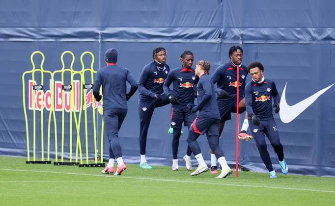 RB Leipzig Training Champions League Leipzig, 27.11.2023, RB Trainingszentrum, UEFA Champions League , RB Leipzig - Abschlusstraining am Vortag von Manchester City vs. RBL , Im Bild: Benjamin Henrichs, Mohamed Simakan, Amadou Haidara, Xavi Simons, El Chadaille Bitshiabu und Lois Openda (alle RB Leipzig) ,