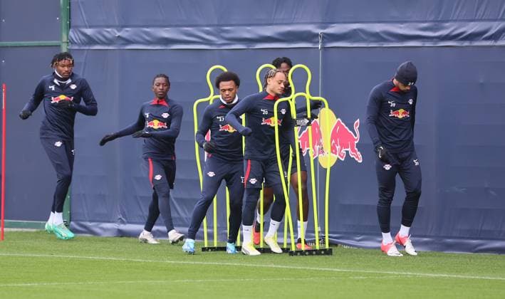 RB Leipzig Training Champions League Leipzig, 27.11.2023, RB Trainingszentrum, UEFA Champions League , RB Leipzig - Abschlusstraining am Vortag von Manchester City vs. RBL , Im Bild v.l.: Mohamed Simakan, Amadou Haidara, Lois Openda, Xavi Simons und Benjamin Henrichs (alle RB Leipzig) ,