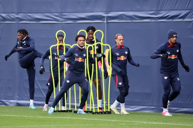 RB Leipzig Training Champions League Leipzig, 27.11.2023, RB Trainingszentrum, UEFA Champions League , RB Leipzig - Abschlusstraining am Vortag von Manchester City vs. RBL , Im Bild v.l.: Mohamed Simakan, Amadou Haidara, Lois Openda, El Chadaille Bitshiabu, Xavi Simons und Benjamin Henrichs (alle RB Leipzig) ,
