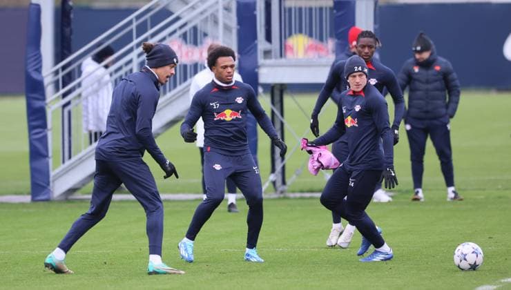 RB Leipzig Training Champions League Leipzig, 27.11.2023, RB Trainingszentrum, UEFA Champions League , RB Leipzig - Abschlusstraining am Vortag von Manchester City vs. RBL , Im Bild v.l.: Yussuf Yurary Poulsen (9, RB Leipzig), Lois Openda (17, RB Leipzig) und Xaver Schlager (24, RB Leipzig) ,