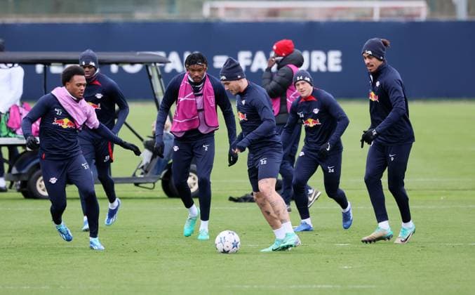 RB Leipzig Training Champions League Leipzig, 27.11.2023, RB Trainingszentrum, UEFA Champions League , RB Leipzig - Abschlusstraining am Vortag von Manchester City vs. RBL , Im Bild v.l.: Lois Openda (17, RB Leipzig), Mohamed Simakan (2, RB Leipzig), David Raum (22, RB Leipzig), Xaver Schlager (24, RB Leipzig) und Yussuf Yurary Poulsen (9, RB Leipzig) ,