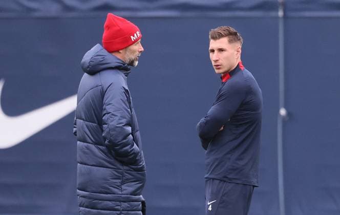 RB Leipzig Training Champions League Leipzig, 27.11.2023, RB Trainingszentrum, UEFA Champions League , RB Leipzig - Abschlusstraining am Vortag von Manchester City vs. RBL , Im Bild v.l.: Trainer Marco Rose (RB Leipzig) und Willi Orban (4, RB Leipzig) ,