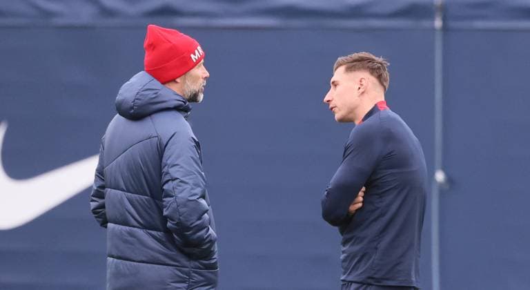 RB Leipzig Training Champions League Leipzig, 27.11.2023, RB Trainingszentrum, UEFA Champions League , RB Leipzig - Abschlusstraining am Vortag von Manchester City vs. RBL , Im Bild v.l.: Trainer Marco Rose (RB Leipzig) und Willi Orban (4, RB Leipzig) ,
