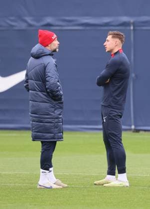 RB Leipzig Training Champions League Leipzig, 27.11.2023, RB Trainingszentrum, UEFA Champions League , RB Leipzig - Abschlusstraining am Vortag von Manchester City vs. RBL , Im Bild v.l.: Trainer Marco Rose (RB Leipzig) und Willi Orban (4, RB Leipzig) ,