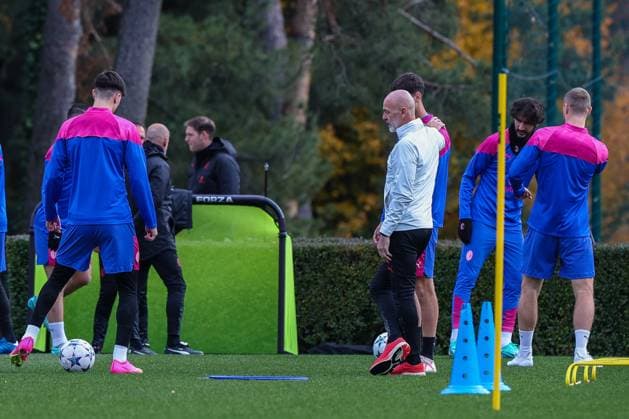 UEFA Champions League football match - AC Milan training Stefano Pioli Head Coach of AC Milan talks to his players during the AC Milan training session at Milanello Sports Center ahead of their UEFA Champions League 2023 24 Group Stage F match against Borussia Dortmund at Centro Sportivo Milanello, Carnago, Italy on November 27, 2023 Milanello Italy  Copyright: xIPAxSport ABACAx