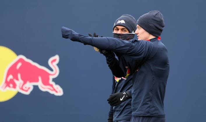 RB Leipzig Training Champions League Leipzig, 27.11.2023, RB Trainingszentrum, UEFA Champions League , RB Leipzig - Abschlusstraining am Vortag von Manchester City vs. RBL , Im Bild: Fabio Cavalho (hi., 18, RB Leipzig) und Nicolas Seiwald (13, RB Leipzig) ,