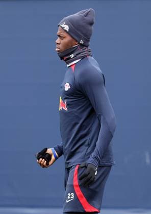 RB Leipzig Training Champions League Leipzig, 27.11.2023, RB Trainingszentrum, UEFA Champions League , RB Leipzig - Abschlusstraining am Vortag von Manchester City vs. RBL , Im Bild: Castello Lukeba (23, RB Leipzig) ,