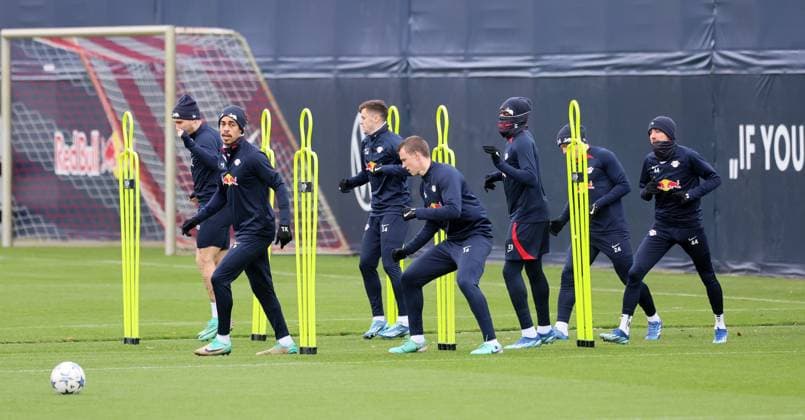 RB Leipzig Training Champions League Leipzig, 27.11.2023, RB Trainingszentrum, UEFA Champions League , RB Leipzig - Abschlusstraining am Vortag von Manchester City vs. RBL , Im Bild v.l.: David Raum, Yussuf Yurary Poulsen, Christoph Baumgartner, Lukas Klostermann, Castello Lukeba, Xaver Schlager und Kevin Kampl (alle RB Leipzig). ,