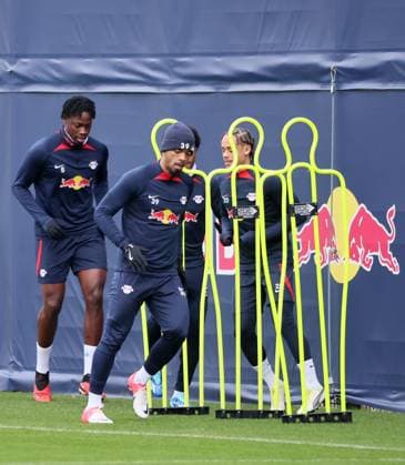 RB Leipzig Training Champions League Leipzig, 27.11.2023, RB Trainingszentrum, UEFA Champions League , RB Leipzig - Abschlusstraining am Vortag von Manchester City vs. RBL , Im Bild v.l.: El Chadaille Bitshiabu (5, RB Leipzig), Benjamin Henrichs (39, RB Leipzig) und Xavi Simons (RB Leipzig) ,