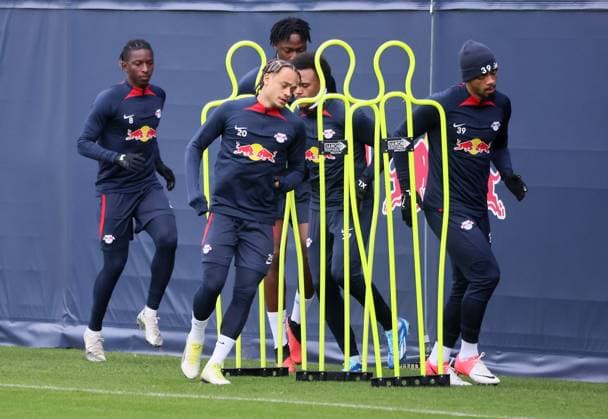 RB Leipzig Training Champions League Leipzig, 27.11.2023, RB Trainingszentrum, UEFA Champions League , RB Leipzig - Abschlusstraining am Vortag von Manchester City vs. RBL , Im Bild v.l.: Amadou Haidara, Xavi Simons, Lois Openda und Benjamin Henrichs (alle RB Leipzig) ,