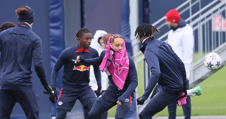 RB Leipzig Training Champions League Leipzig, 27.11.2023, RB Trainingszentrum, UEFA Champions League , RB Leipzig - Abschlusstraining am Vortag von Manchester City vs. RBL , Im Bild: Amadou Haidara (8, RB Leipzig), Xavi Simons (RB Leipzig) und Mohamed Simakan (2, RB Leipzig) ,