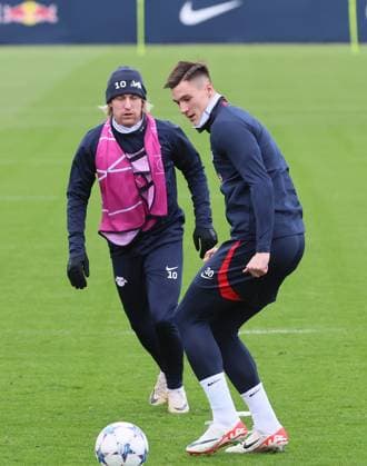 RB Leipzig Training Champions League Leipzig, 27.11.2023, RB Trainingszentrum, UEFA Champions League , RB Leipzig - Abschlusstraining am Vortag von Manchester City vs. RBL , Im Bild: Emil Forsberg (10, RB Leipzig) und Benjamin Sesko (30, RB Leipzig) ,