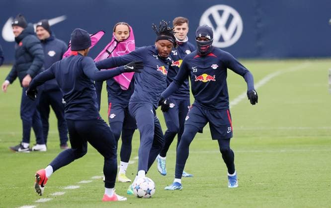 RB Leipzig Training Champions League Leipzig, 27.11.2023, RB Trainingszentrum, UEFA Champions League , RB Leipzig - Abschlusstraining am Vortag von Manchester City vs. RBL , Im Bild v.l.: Castello Lukeba (23, RB Leipzig), Mohamed Simakan (2, RB Leipzig) und Castello Lukeba (23, RB Leipzig) ,