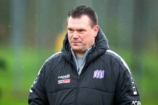 2. Liga - Training beim VfL Osnabrück am 27.11.2023 am Sportpark Illoshöhe in Osnabrück Trainer Uwe Koschinat (Osnabrueck) leitet das erste Training.
