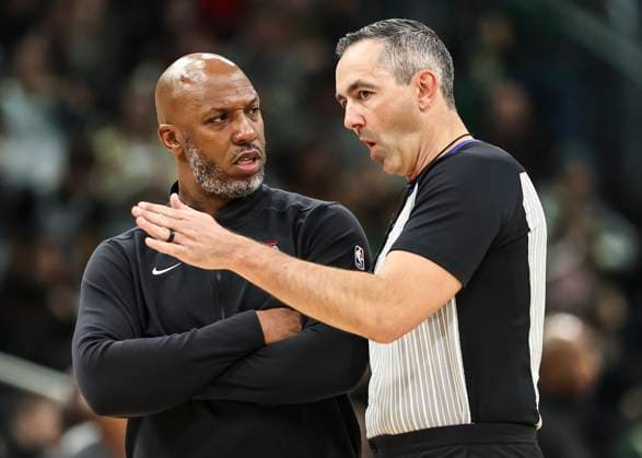 (231127) -- MILWAUKEE, Nov. 27, 2023 -- Head coach Chauncey Billups (L) of Portland Trail Blazers questions the referee during the 2023-2024 NBA, Basketball Herren, USA regular season match between the Milwaukee Bucks and the Portland Trail Blazers in Milwaukee, the United States, Nov. 26, 2023. (Photo by Xinhua) (SP)U.S.-MILWAUKEE-BASKETBALL-NBA-BUCKS VS TRAIL BLAZERS JoelxLerner 