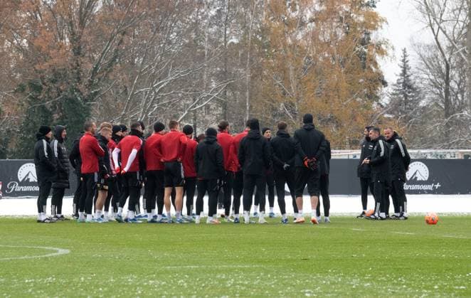 Fussball, Herren, Saison 2023 2024, Champions League, Training des 1. FC Union Berlin am Stadion An der Alten Försterei am Tag vor dem Spiel gegen den SC Braga, Trainer Nenad Bjelica (1. FC Union Berlin) spricht zur Mannschaft, 28.11. 2023, Copyright: xSebastianxRäppold MatthiasxKochx