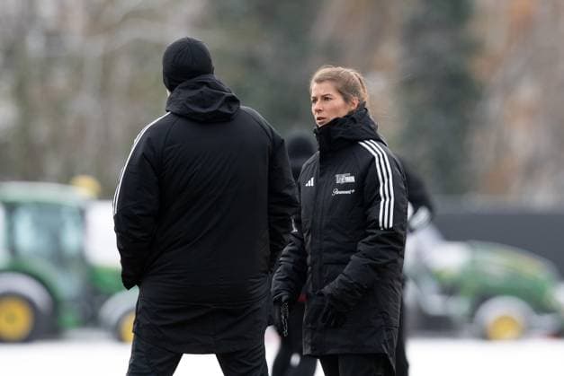 Fussball, Herren, Saison 2023 2024, Champions League, Training des 1. FC Union Berlin am Stadion An der Alten Försterei am Tag vor dem Spiel gegen den SC Braga, v. l. Trainer Nenad Bjelica (1. FC Union Berlin), Co-Trainerin Marie-Louise Eta (1. FC Union Berlin), 28.11. 2023, Copyright: xSebastianxRäppold MatthiasxKochx