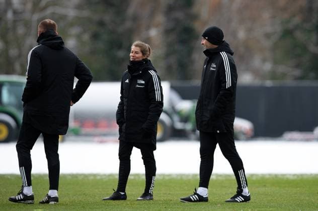 Fussball, Herren, Saison 2023 2024, Champions League, Training des 1. FC Union Berlin am Stadion An der Alten Försterei am Tag vor dem Spiel gegen den SC Braga, v. l. Co-Trainer Danijel Jumic (1. FC Union Berlin), Co-Trainerin Marie-Louise Eta (1. FC Union Berlin), Trainer Nenad Bjelica (1. FC Union Berlin), 28.11. 2023, Copyright: xSebastianxRäppold MatthiasxKochx