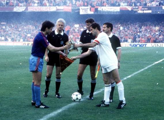 Archivbilder der Woche SPORT KW48 Steaua Bucuresti v Milan AC - European Cup Final 1989, Tudorel STOICA of Steaua Bucuresti, Karl Heinz TRITSCHLER, referee and Franco BARESI of Milan AC during the European Cup Final match between Steaua Bucuresti and Milan AC, at Camp Nou, Barcelona, Spain on 24th May 1989