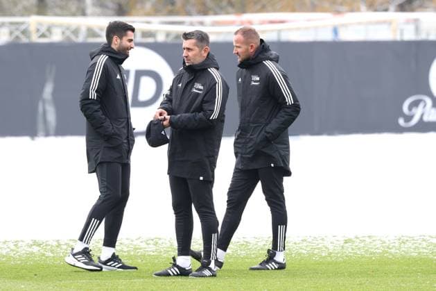 DEU, DFL, 1. FBL, 1.FC Union, Training, 28.11.2023, Stadion Alte Foersterei, Berlin, DEU, DFL, 1. FBL, 1.FC Union, Training, im Bild: Cheftrainer (Head Coach) Nenad Bjelica (1.FC Union Berlin) mit seinem Sohm, Co-Trainer Danijel Jumic (1.FC Union Berlin) DFL - regulations prohibit any use of Photographs as image sequences and or quasi-video Foto: Juergen Engler nordphoto GmbH
