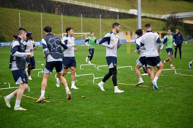 SOCCER - UEFA CL, Sociedad vs RBS SAN SEBASTIAN,SPAIN,28.NOV.23 - SOCCER - UEFA Champions League, group stage, Real Sociedad vs Red Bull Salzburg, preview, training Sociedad. Image shows the warm up of the team of Sociedad.  GEPAxpictures xDanielxFernandezxPerez