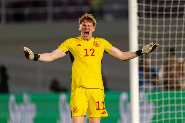 28.11.2023, Fussball U-17-Weltmeisterschaft 2023, Halbfinale, Argentinien - Deutschland, im Manahan Stadium (Surakarta). Torwart Konstantin Heide (GER) pariert einen Elfmeter und jubelt *** 28 11 2023, Football U 17 World Cup 2023, semi-final, Argentina Germany, at Manahan Stadium Surakarta Goalkeeper Konstantin Heide GER saves a penalty kick and cheers