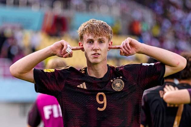 Sport Themen der Woche KW48 Sport Bilder des Tages 28.11.2023, Fussball U-17-Weltmeisterschaft 2023, Halbfinale, Argentinien - Deutschland, im Manahan Stadium (Surakarta). Max Moerstedt (GER) Torjubel. *** 28 11 2023, Football U 17 World Cup 2023, semi-final, Argentina Germany, at Manahan Stadium Surakarta Max Moerstedt GER Goal celebration