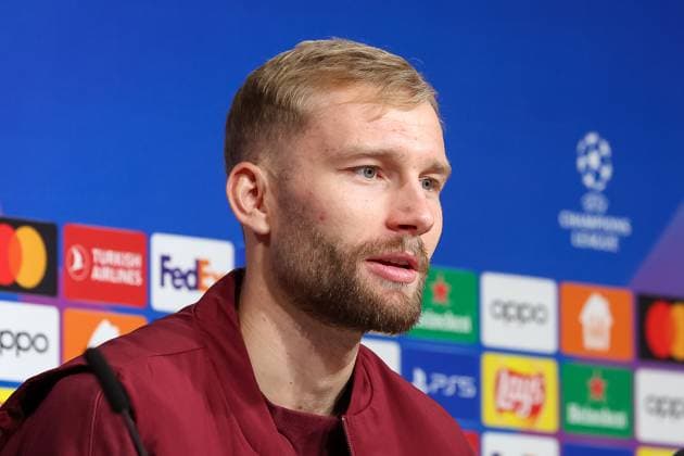 Konrad Laimer (FC Bayern Muenchen, 27) bei der Pressekonferenz, seitlich, Kopf von der Seite, Internationale Pressekonferenz. FC Bayern Muenchen, Fussball, UEFA Champions League, Vorrunde, 5. Spieltag, Saison 23 24, 28.11.2023 , Internationale Pressekonferenz. FC Bayern Muenchen, Fussball, UEFA Champions League, Vorrunde, 5. Spieltag, Saison 23 24, 28.11.2023 Muenchen Copyright: xEibner-Pressefoto JennixMaulx EP_JML