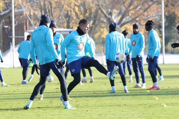 DEU, DFL, 2. FBL Hertha BSC, Training, 28.11.2023, Sportforum, Berlin, DEU, DFL, 2. FBL Hertha BSC, Training, im Bild Hertha-Spielerkreis, Florian Niederlechner (Hertha BSC Berlin 7) DFL - regulations prohibit any use of Photographs as image sequences and or quasi-video Foto: Juergen Engler nordphoto GmbH