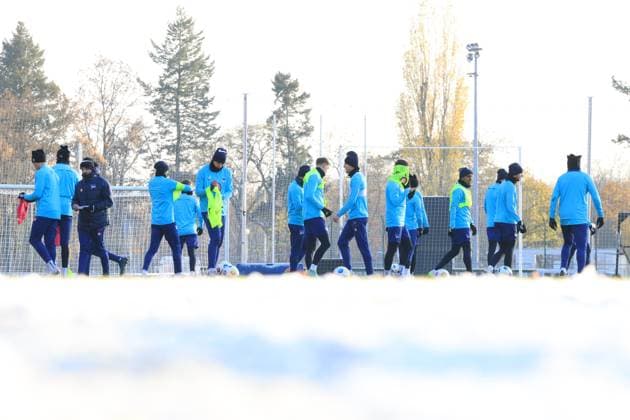 DEU, DFL, 2. FBL Hertha BSC, Training, 28.11.2023, Sportforum, Berlin, DEU, DFL, 2. FBL Hertha BSC, Training, im Bild Hertha-Spielerkreis im Schnee DFL - regulations prohibit any use of Photographs as image sequences and or quasi-video Foto: Juergen Engler nordphoto GmbH