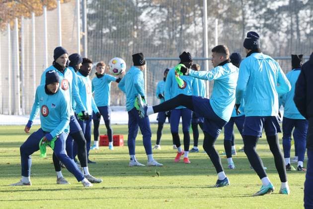 DEU, DFL, 2. FBL Hertha BSC, Training, 28.11.2023, Sportforum, Berlin, DEU, DFL, 2. FBL Hertha BSC, Training, im Bild Hertha-Spielerkreis, Florian Niederlechner (Hertha BSC Berlin 7) DFL - regulations prohibit any use of Photographs as image sequences and or quasi-video Foto: Juergen Engler nordphoto GmbH