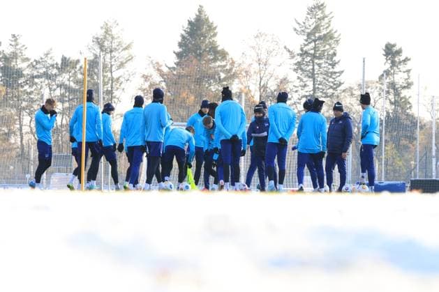 DEU, DFL, 2. FBL Hertha BSC, Training, 28.11.2023, Sportforum, Berlin, DEU, DFL, 2. FBL Hertha BSC, Training, im Bild Hertha-Spielerkreis im Schnee DFL - regulations prohibit any use of Photographs as image sequences and or quasi-video Foto: Juergen Engler nordphoto GmbH