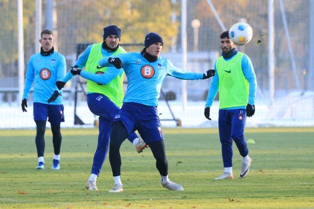 Sport Bilder des Tages DEU, DFL, 2. FBL Hertha BSC, Training, 28.11.2023, Sportforum, Berlin, DEU, DFL, 2. FBL Hertha BSC, Training, im Bild Smail Prevljak (Hertha BSC Berlin 9), Marton Dardai (Hertha BSC Berlin 31) DFL - regulations prohibit any use of Photographs as image sequences and or quasi-video Foto: Juergen Engler nordphoto GmbH