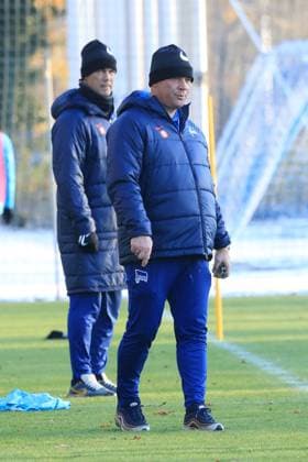 DEU, DFL, 2. FBL Hertha BSC, Training, 28.11.2023, Sportforum, Berlin, DEU, DFL, 2. FBL Hertha BSC, Training, im Bild Cheftrainer Pal Dardai (Hertha BSC Berlin), Co-Trainer Tamas Bodog (Hertha BSC Berlin) DFL - regulations prohibit any use of Photographs as image sequences and or quasi-video Foto: Juergen Engler nordphoto GmbH