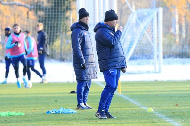 DEU, DFL, 2. FBL Hertha BSC, Training, 28.11.2023, Sportforum, Berlin, DEU, DFL, 2. FBL Hertha BSC, Training, im Bild Cheftrainer Pal Dardai (Hertha BSC Berlin), Co-Trainer Tamas Bodog (Hertha BSC Berlin) DFL - regulations prohibit any use of Photographs as image sequences and or quasi-video Foto: Juergen Engler nordphoto GmbH