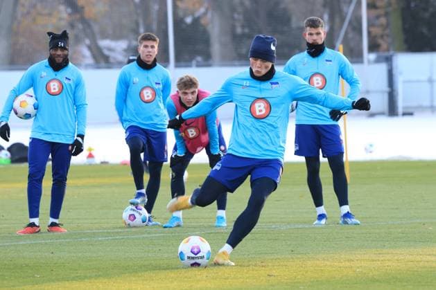 DEU, DFL, 2. FBL Hertha BSC, Training, 28.11.2023, Sportforum, Berlin, DEU, DFL, 2. FBL Hertha BSC, Training, im Bild 11m Training ,Fabian Reese (Hertha BSC Berlin 11) DFL - regulations prohibit any use of Photographs as image sequences and or quasi-video Foto: Juergen Engler nordphoto GmbH