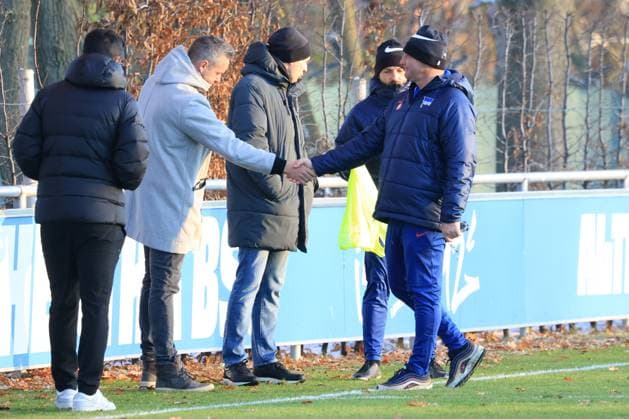 DEU, DFL, 2. FBL Hertha BSC, Training, 28.11.2023, Sportforum, Berlin, DEU, DFL, 2. FBL Hertha BSC, Training, im Bild Praesident Kay Bernstein (Hertha BSC Berlin), Benjamin Weber (Sportdirektor, Hertha BSC Berlin), Cheftrainer Pal Dardai (Hertha BSC Berlin), Co-Trainer Admir Hamzagic (Hertha BSC Berlin) DFL - regulations prohibit any use of Photographs as image sequences and or quasi-video Foto: Juergen Engler nordphoto GmbH