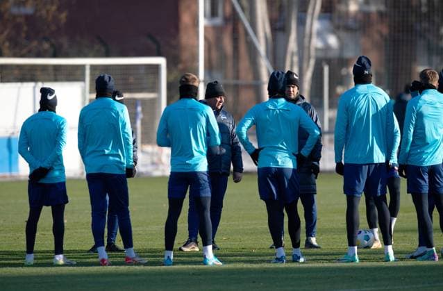 Fussball, Herren, Saison 2023 24, 2. Bundesliga, Hertha BSC, Training, Trainer Pal Dardai (Hertha BSC) spricht zur Mannschaft, 28.11. 2023,