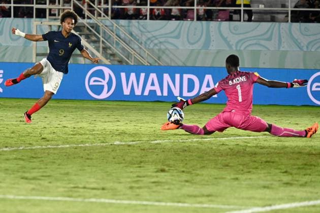 Sport Themen der Woche KW48 Sport Bilder des Tages (231128) -- SURAKARTA, Nov. 28, 2023 -- Bourama Kone (R), goalkeeper of Mali blocks during the semifinal match between France and Mali at FIFA U-17 World Cup Indonesia 2023 in Surakarta, Indonesia, Nov. 28, 2023. ) (SP)INDONESIA-SURAKARTA-FIFA U17, U 17 WORLD CUP-SEMIFINAL-FRA VS MLI AgungxKuncahyaxB. 