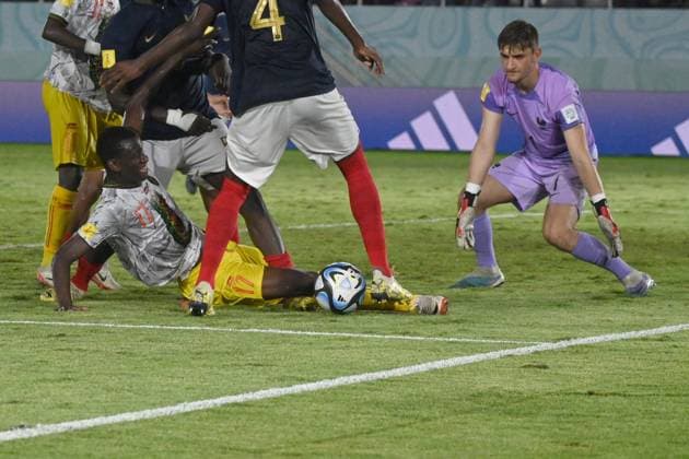 (231128) -- SURAKARTA, Nov. 28, 2023 -- Mamadou Doumbia (2nd L, Bottom) of Mali competes during the semifinal match between France and Mali at FIFA U-17 World Cup Indonesia 2023 in Surakarta, Indonesia, Nov. 28, 2023. ) (SP)INDONESIA-SURAKARTA-FIFA U17, U 17 WORLD CUP-SEMIFINAL-FRA VS MLI AgungxKuncahyaxB. 